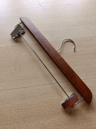 Set 6 perchas de madera con pinzas El Corte Inglés