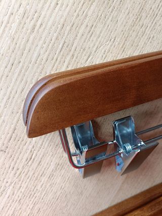 Set 6 perchas de madera con pinzas El Corte Inglés