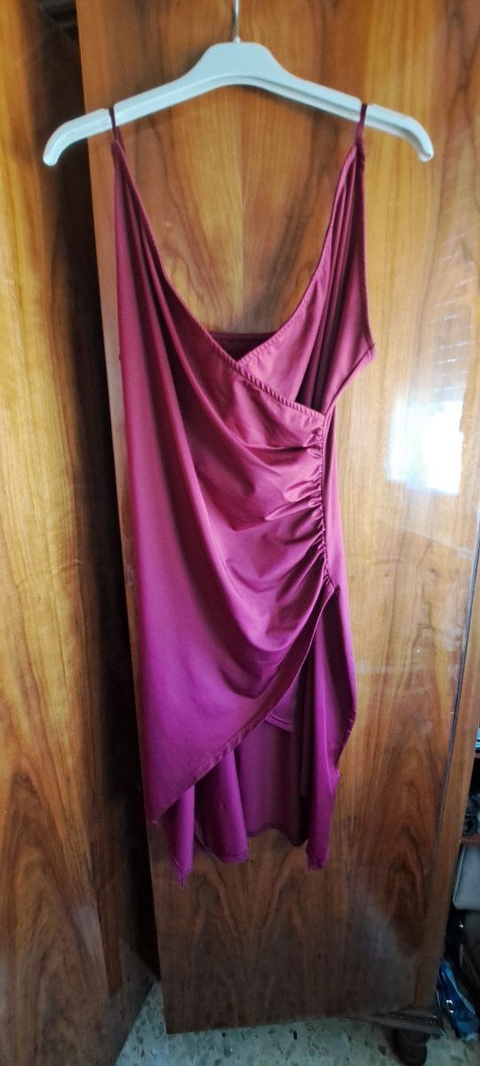 Abito viola con drappeggio