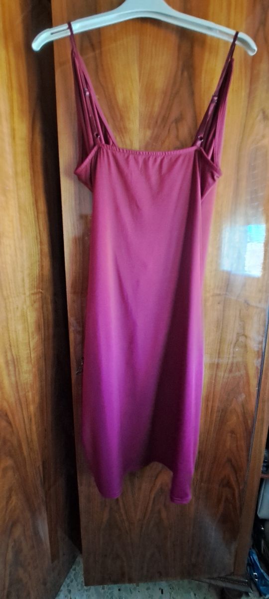 Abito viola con drappeggio