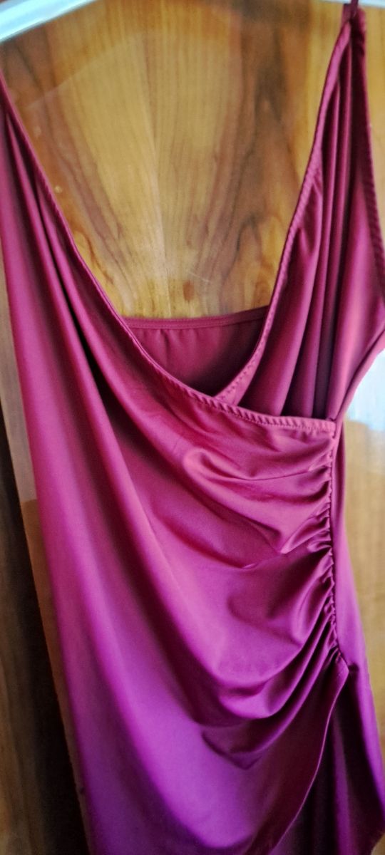 Abito viola con drappeggio