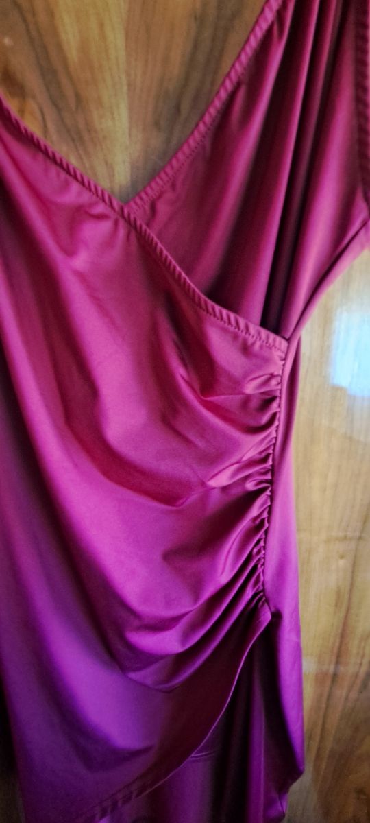 Abito viola con drappeggio