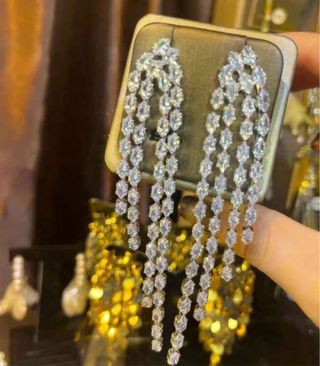 Pendientes largos plateados con pedrería