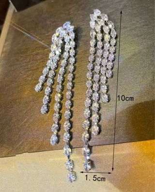 Pendientes largos plateados con pedrería