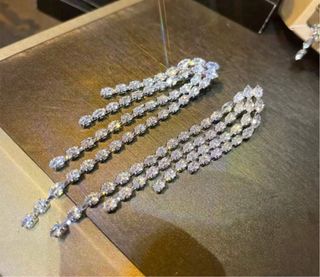 Pendientes largos plateados con pedrería