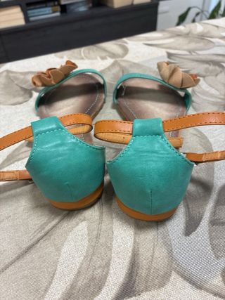 Sandalias planas floridas talla 39