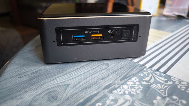 Intel NUC 7 i7 7567U 16GB RAM 256GB+750GB