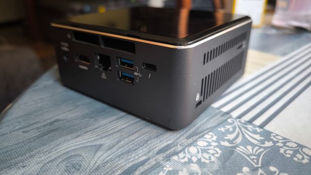 Intel NUC 7 i7 7567U 16GB RAM 256GB+750GB