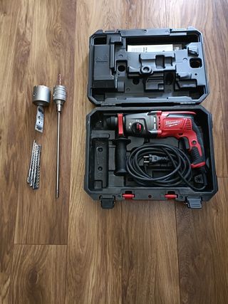 Taladro percutor Milwaukee con accesorios