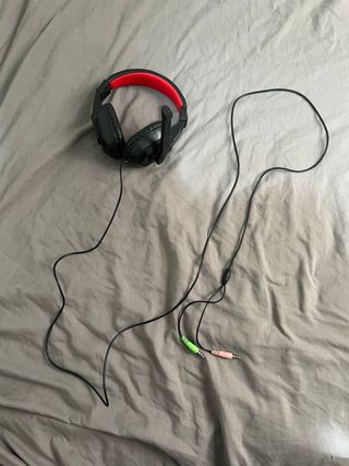 Auriculares gaming negros y rojos con micrófono