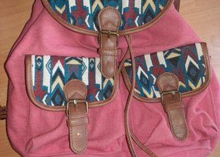 Mochila rosa con estampado étnico
