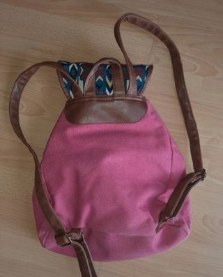Mochila rosa con estampado étnico