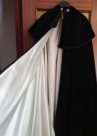 Capa de terciopelo negra
