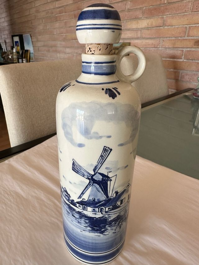 Botella cerámica azul y blanca con molino