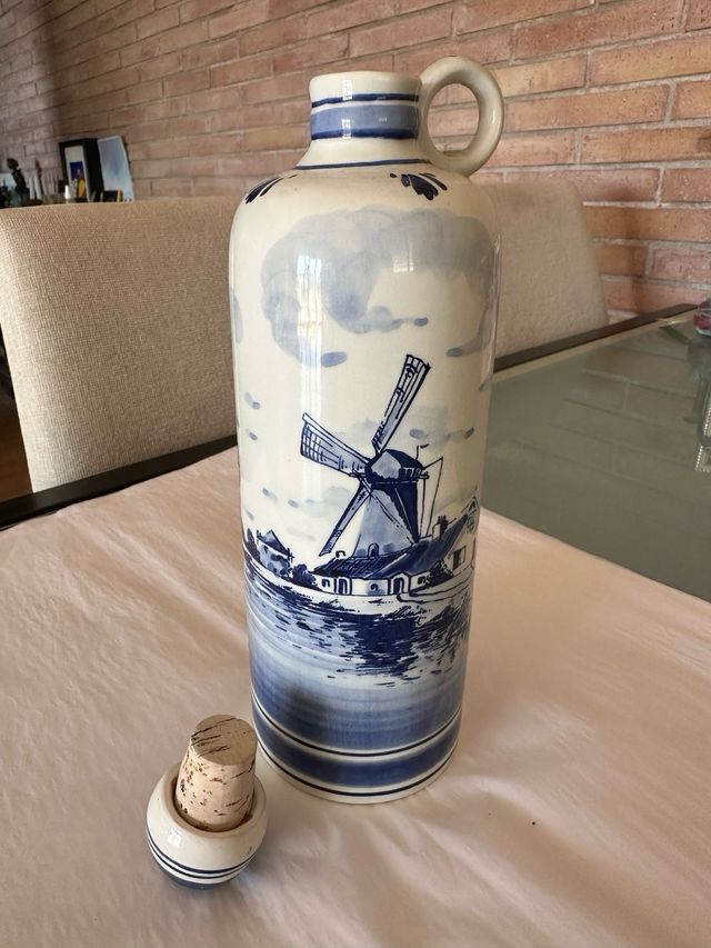 Botella cerámica azul y blanca con molino
