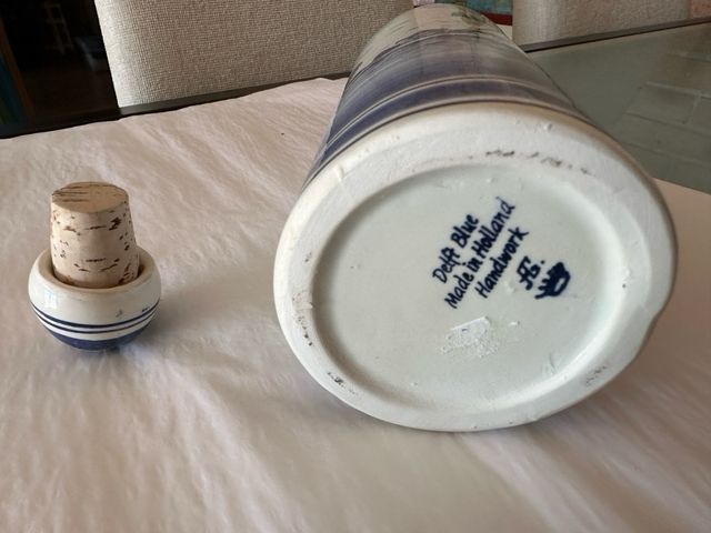 Botella cerámica azul y blanca con molino