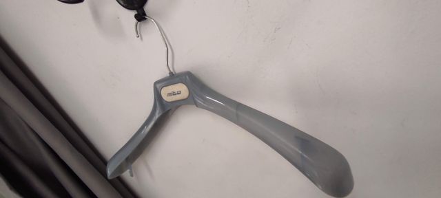 Lote 25 perchas hombro ancho