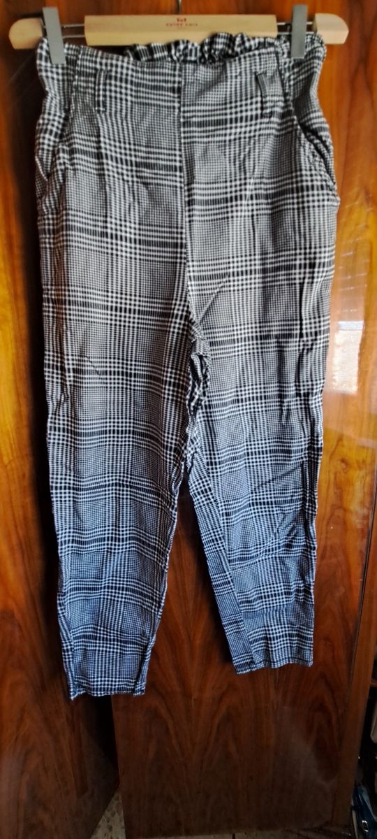 Pantaloni a quadri grigi e bianchi
