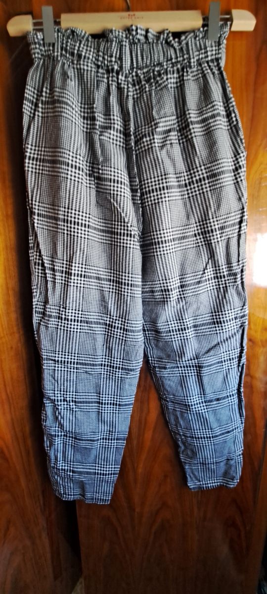 Pantaloni a quadri grigi e bianchi