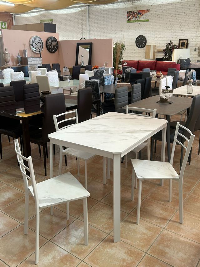 Mesa de Jantar em Mármore - 4 Cadeiras Brancas