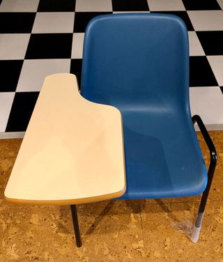 Pupitre escolar azul con pala