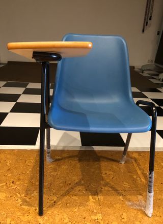 Pupitre escolar azul con pala