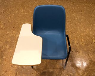 Pupitre escolar azul con pala