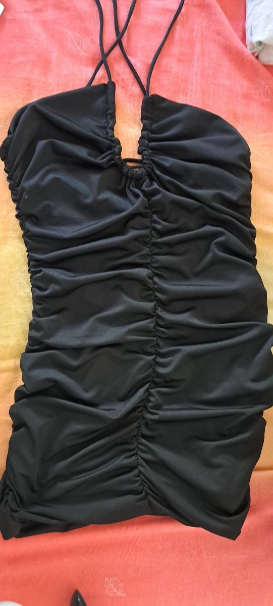 Vestito nero con rouches