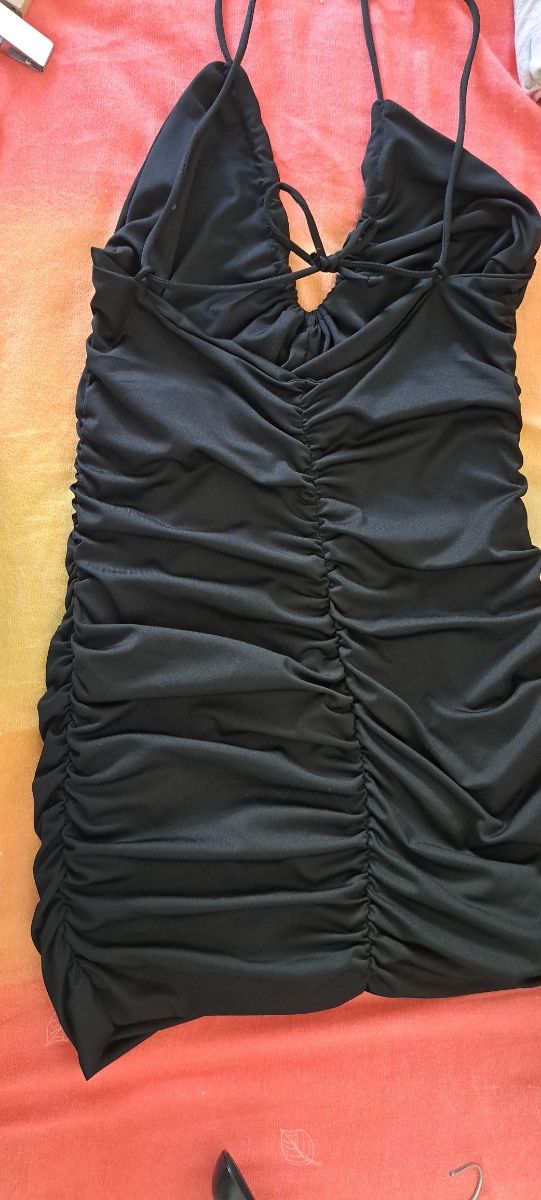 Vestito nero con rouches