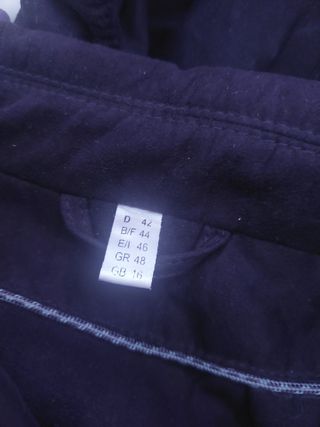 Abrigo morado talla 46 con bufanda