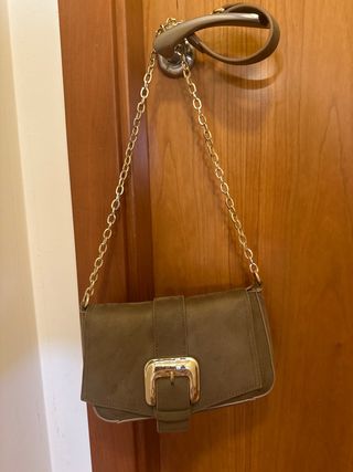 Bolso marrón con cadena dorada JUNIO 2025