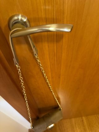 Bolso marrón con cadena dorada JUNIO 2025