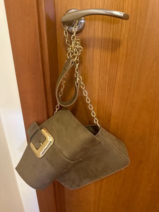 Bolso marrón con cadena dorada JUNIO 2025