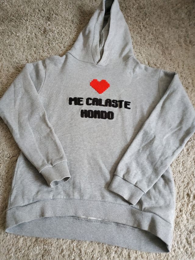 Sudadera niña gris con corazón rojo. Talla 8 128cm