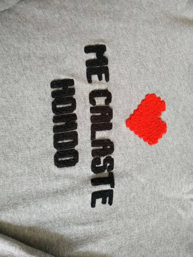 Sudadera niña gris con corazón rojo. Talla 8 128cm