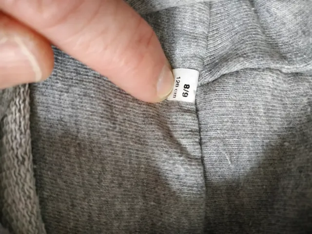 Sudadera niña gris con corazón rojo. Talla 8 128cm