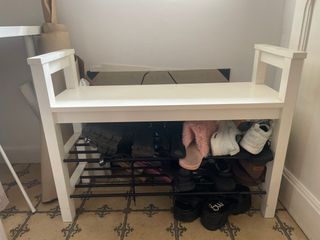Zapatero blanco con asiento y 2 baldas