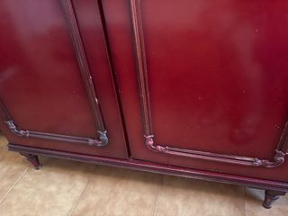 Armario de madera color marrón/rojo