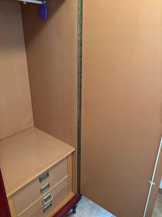 Armario de madera color marrón/rojo