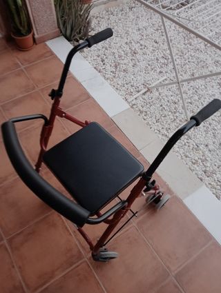 Andador con asiento y ruedas