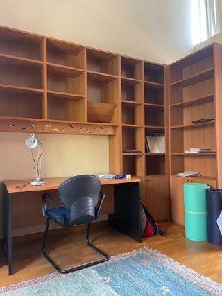 Librerie in legno con armadi e tavolo