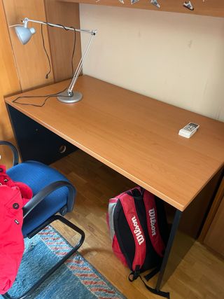 Librerie in legno con armadi e tavolo