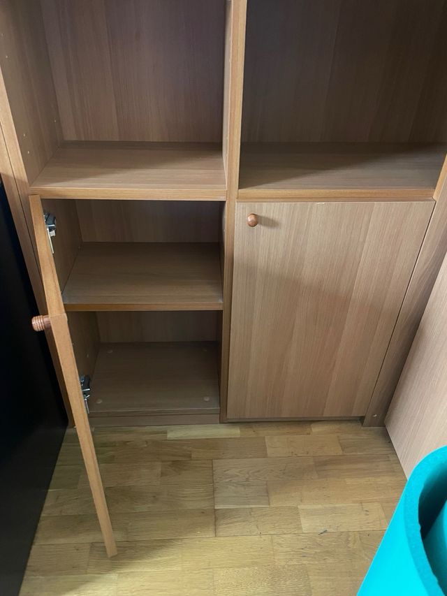 Librerie in legno con armadi e tavolo