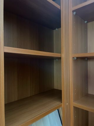 Librerie in legno con armadi e tavolo