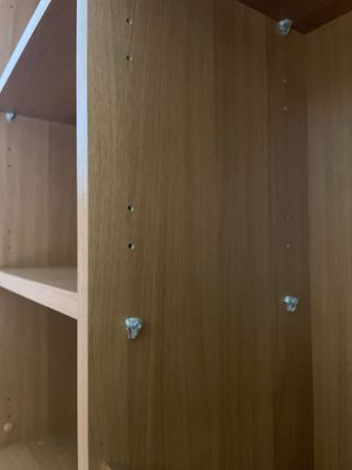 Librerie in legno con armadi e tavolo