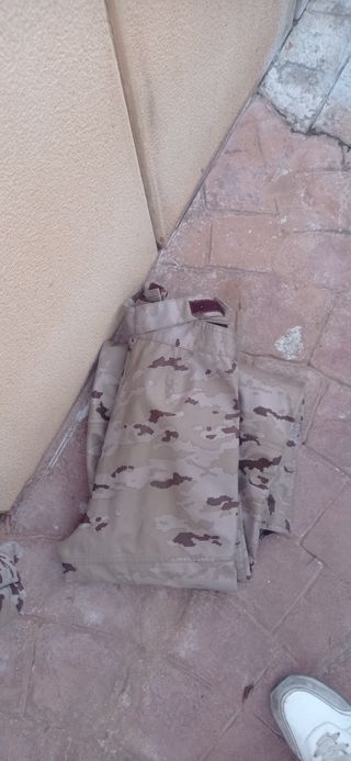 Ropa militar camuflaje beige y marrón