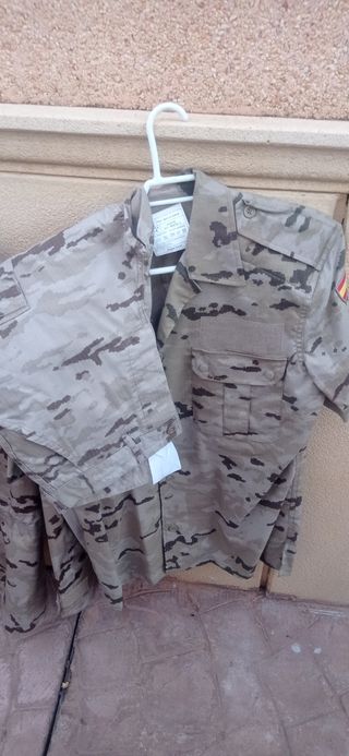Ropa militar camuflaje beige y marrón