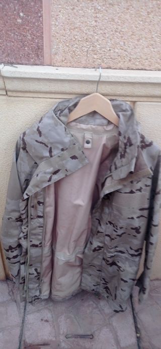 Ropa militar camuflaje beige y marrón