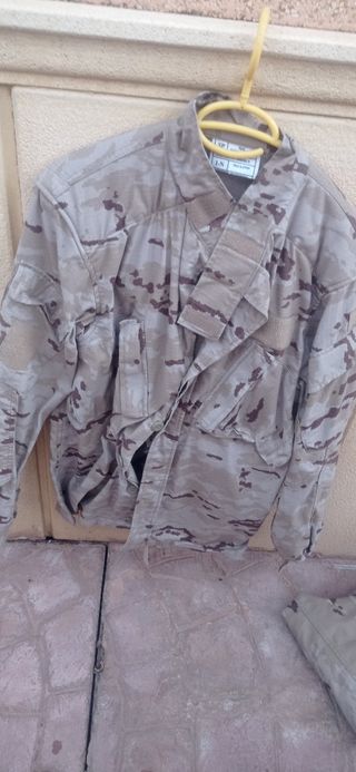Ropa militar camuflaje beige y marrón