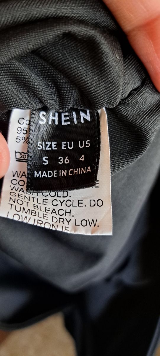 Vestito nero con spalline sottili